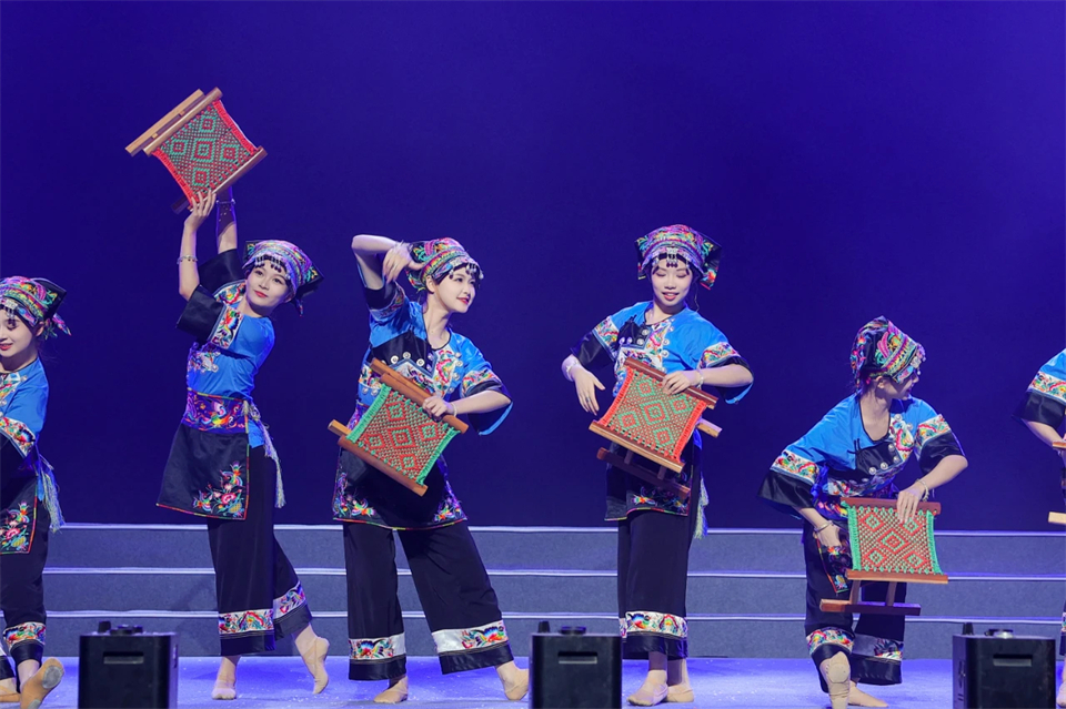 创新引领价值 理想成就未来——庆祝开云官方注册-开云(中国)
智能成立25周年表彰大会暨文艺晚会隆重举行