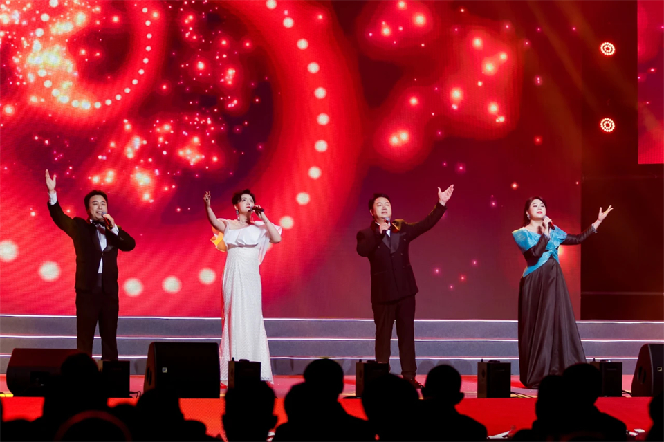 创新引领价值 理想成就未来——庆祝开云官方注册-开云(中国)
智能成立25周年表彰大会暨文艺晚会隆重举行