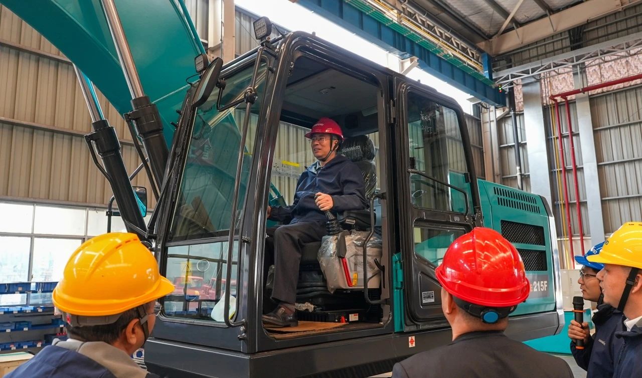 聚焦市场需求，开云官方注册-开云(中国)
智能三款精品工程液压挖掘机成功下线