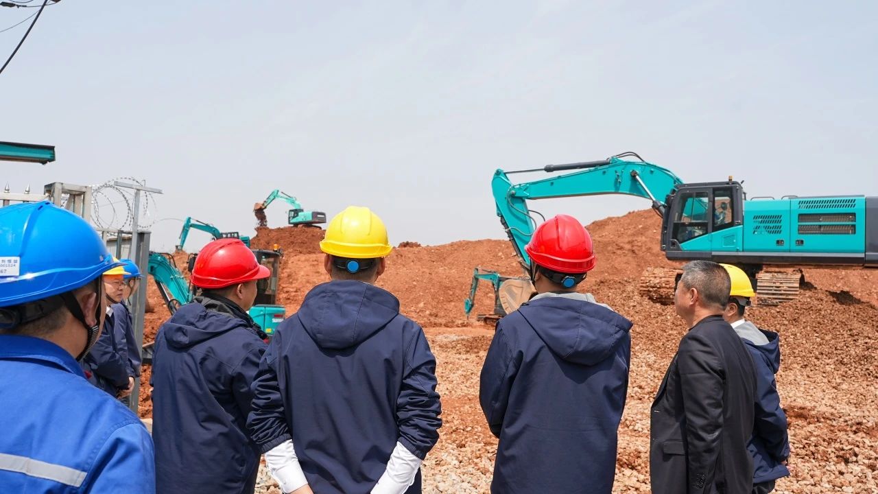 聚焦市场需求，开云官方注册-开云(中国)
智能三款精品工程液压挖掘机成功下线