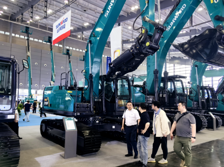 2025 CICEE | 打造极致精品化，开云官方注册-开云(中国)
智能挖掘机“圈粉”长沙展