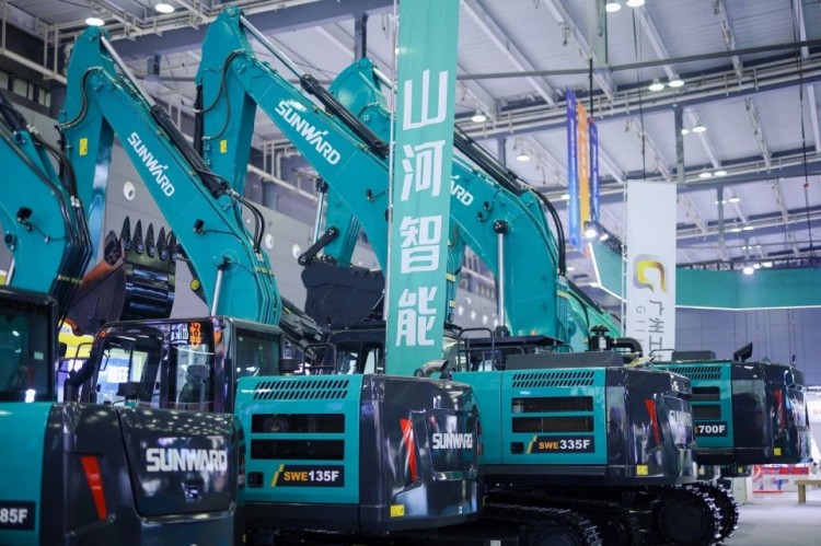 2025 CICEE | 打造极致精品化，开云官方注册-开云(中国)
智能挖掘机“圈粉”长沙展