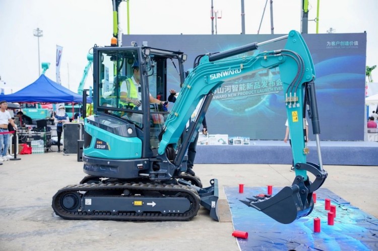 2025 CICEE | 打造极致精品化，开云官方注册-开云(中国)
智能挖掘机“圈粉”长沙展