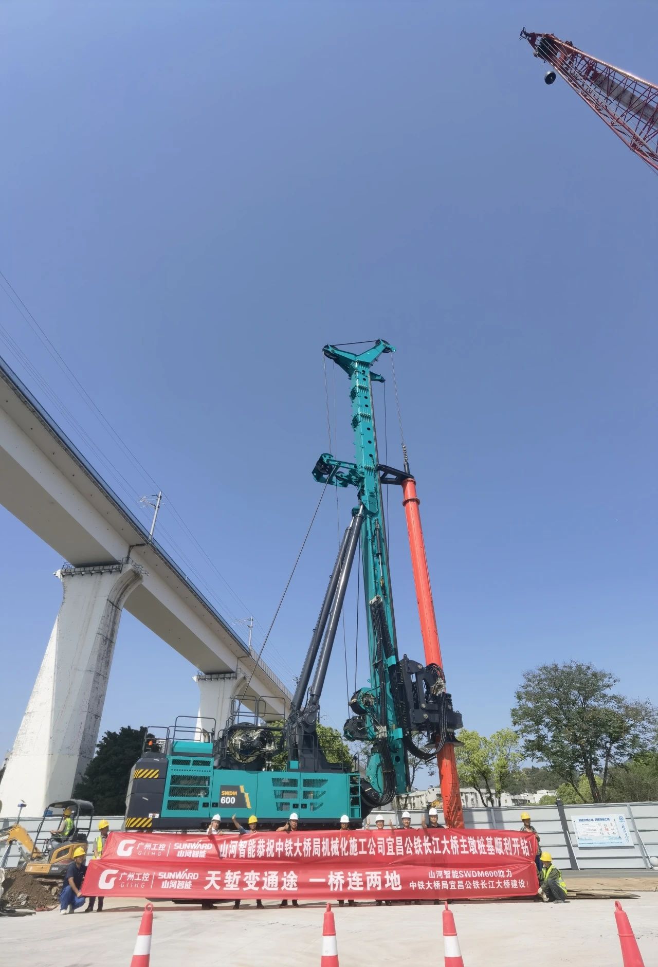 再战“世界级工程”！开云官方注册-开云(中国)
智能旋挖钻机助力宜昌长江公铁大桥建设