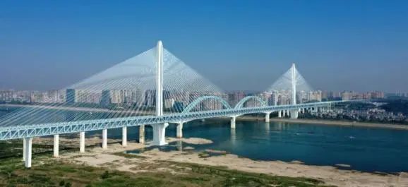 再战“世界级工程”！开云官方注册-开云(中国)
智能旋挖钻机助力宜昌长江公铁大桥建设