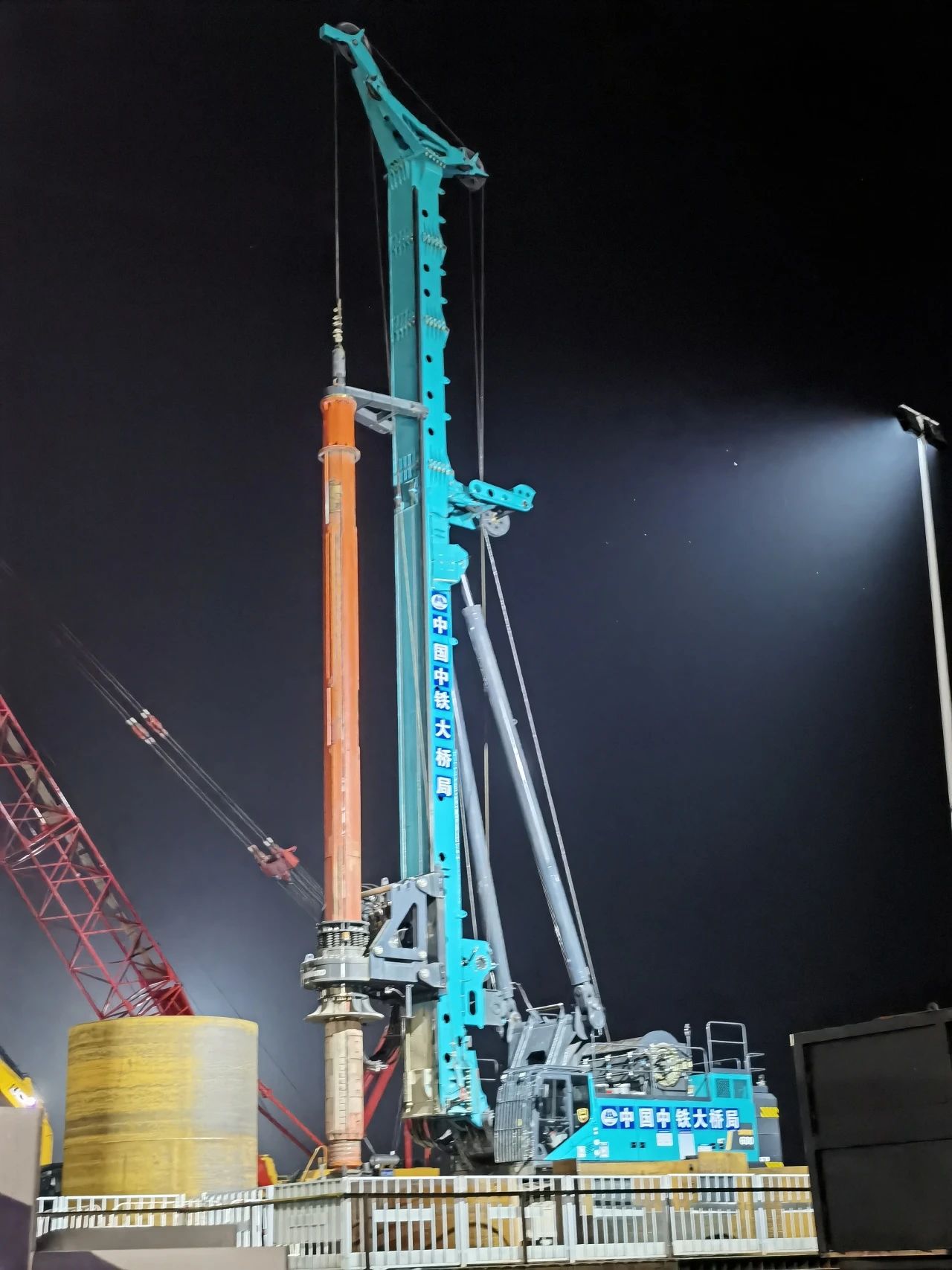 再战“世界级工程”！开云官方注册-开云(中国)
智能旋挖钻机助力宜昌长江公铁大桥建设