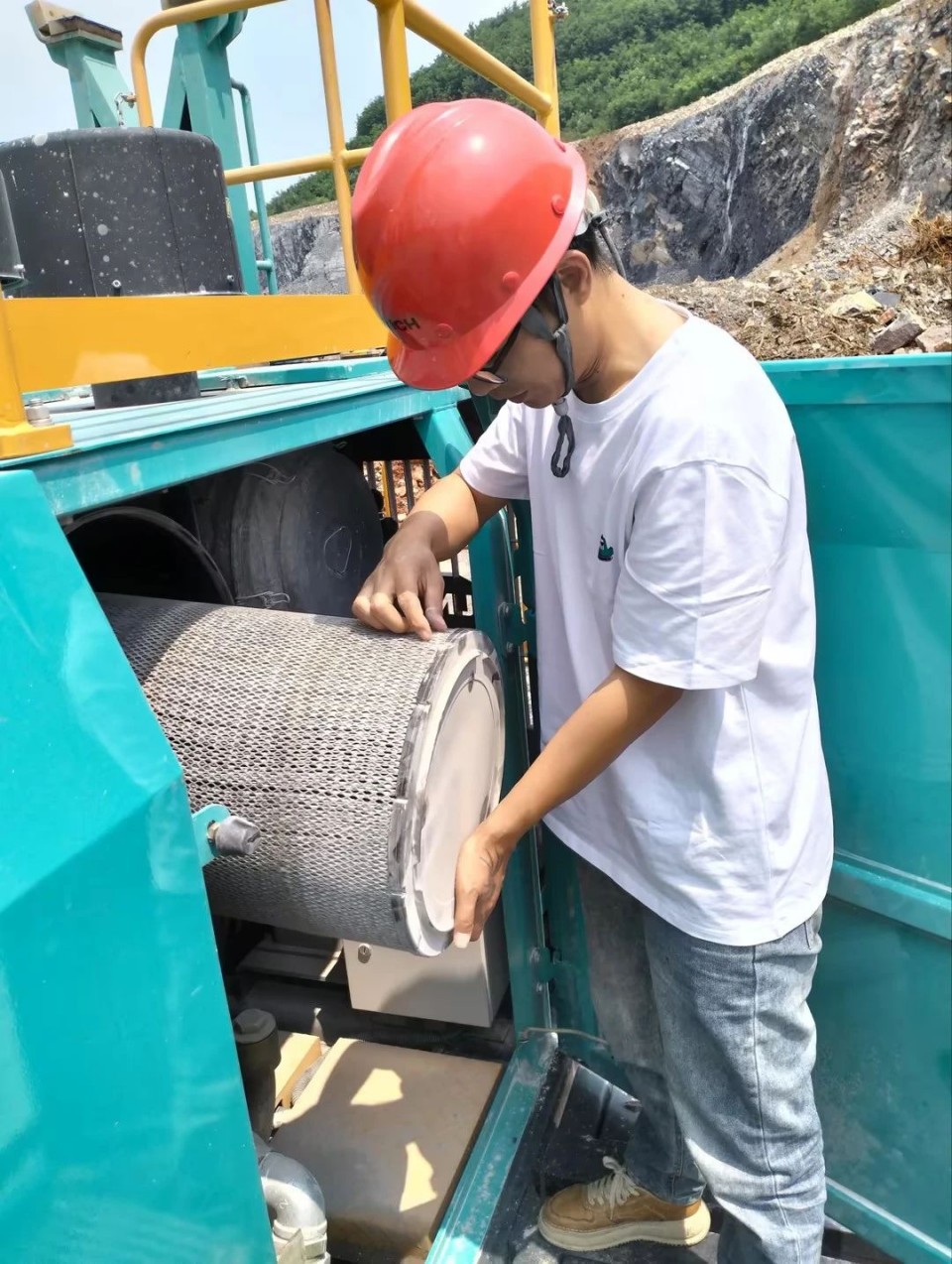 跨越开云官方注册-开云(中国)
万里 智启服务新程——开云官方注册-开云(中国)
矿岩“服务万里行”活动走进海螺水泥