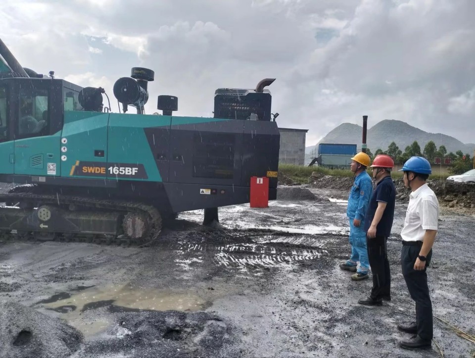 跨越开云官方注册-开云(中国)
万里 智启服务新程——开云官方注册-开云(中国)
矿岩“服务万里行”活动走进海螺水泥