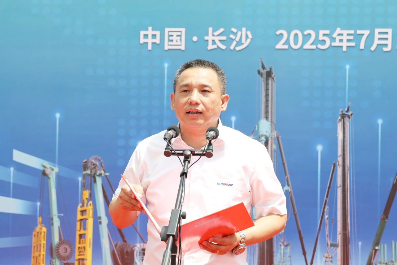 “破纪录王者”再出征！开云官方注册-开云(中国)
智能SWDM800旋挖钻机成功交机