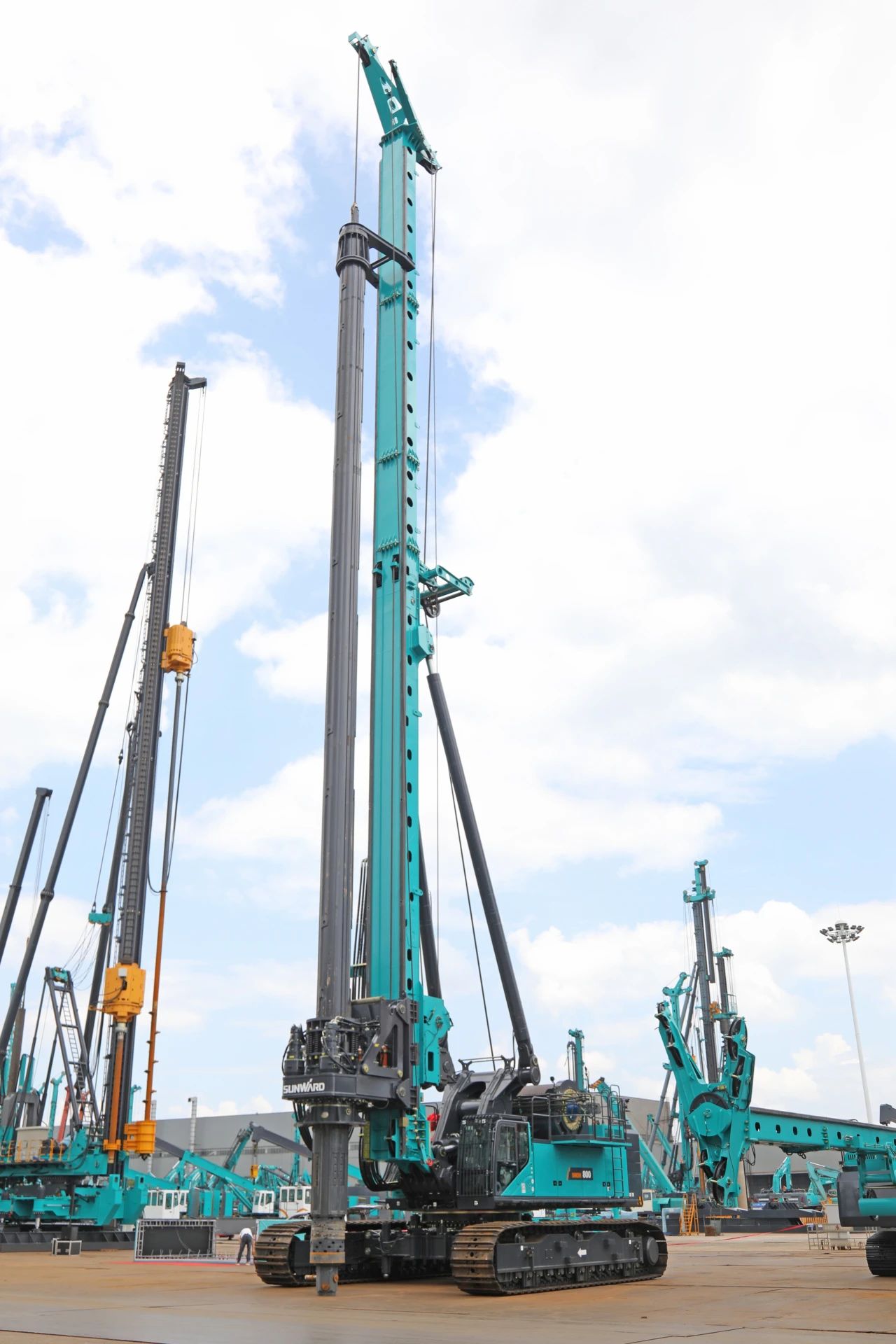 “破纪录王者”再出征！开云官方注册-开云(中国)
智能SWDM800旋挖钻机成功交机