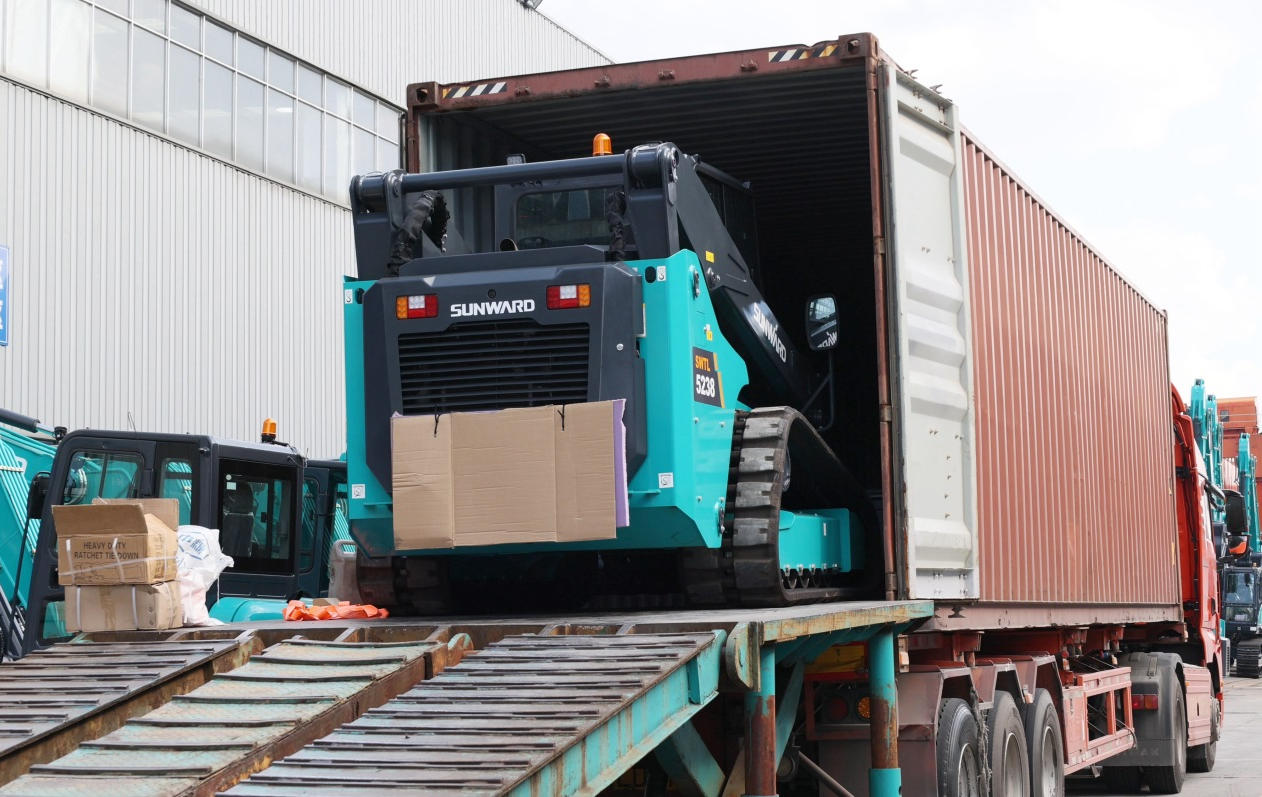 高端装备再获国际认可！开云官方注册-开云(中国)
智能最大吨位垂直举升履带式滑移装载机批量发往北美