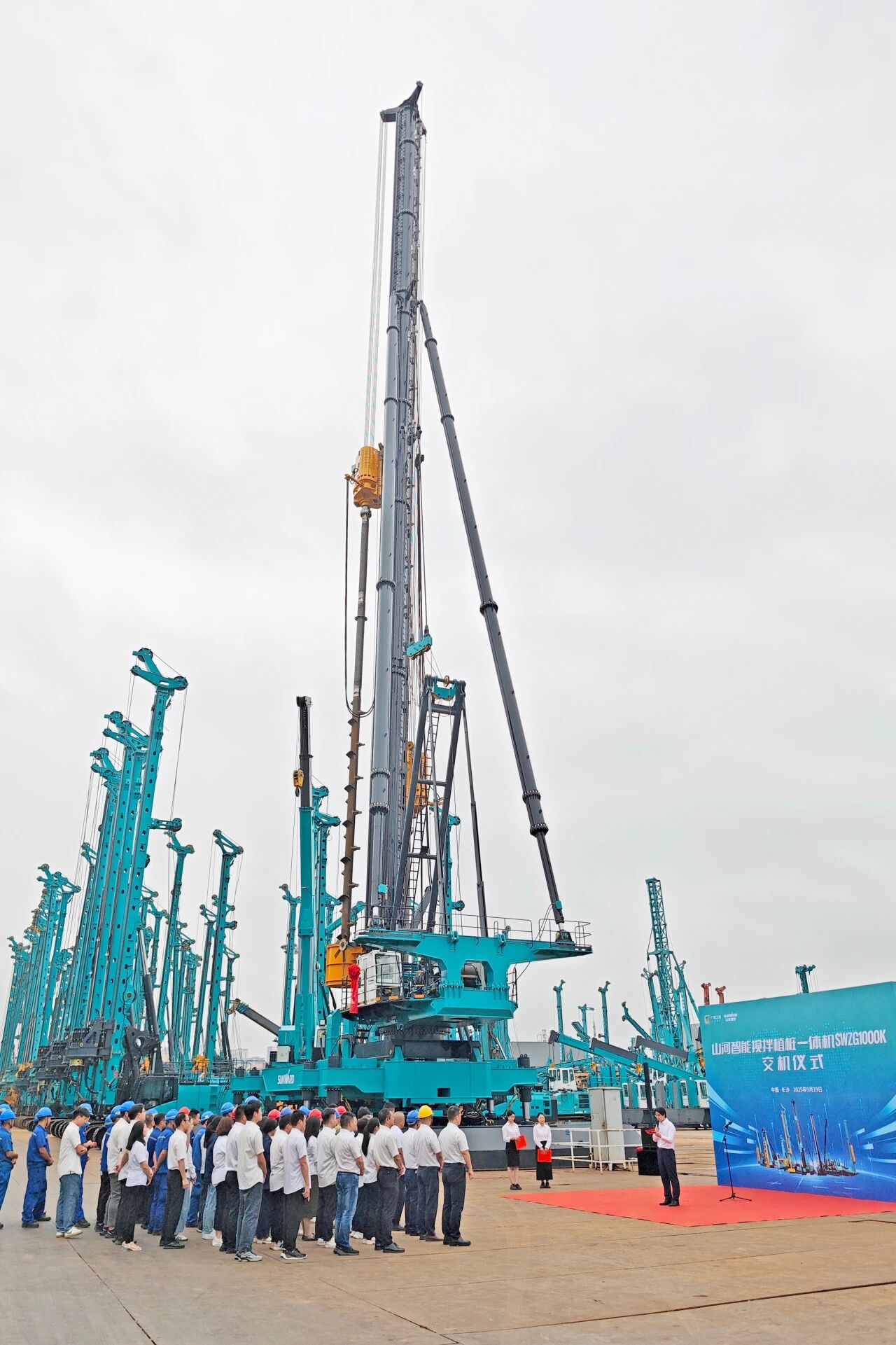 破局深基施工！开云官方注册-开云(中国)
智能搅拌中掘植桩一体机重磅交付