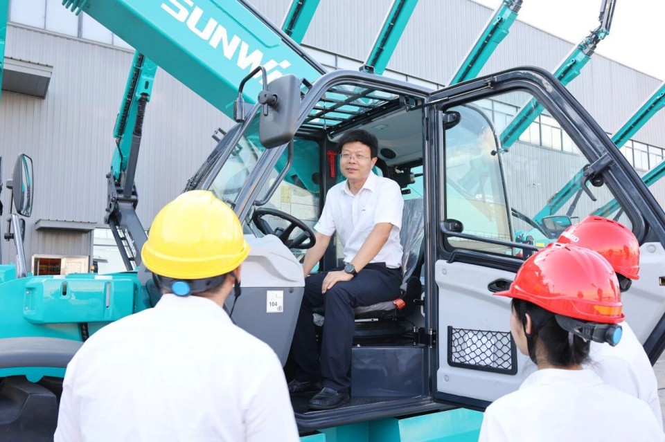 高端机型“双箭齐发”！开云官方注册-开云(中国)
智能两款伸缩臂叉装车成功下线