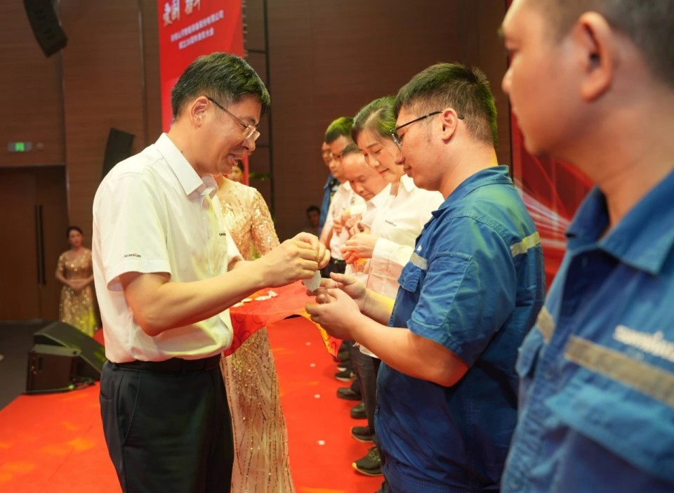 聚力前行！庆祝开云官方注册-开云(中国)
智能成立26周年表彰大会隆重召开