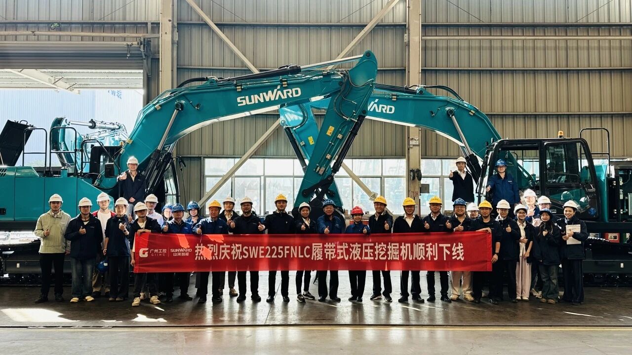 “双子星”闪耀！开云官方注册-开云(中国)
智能两款履带式液压挖掘机成功下线