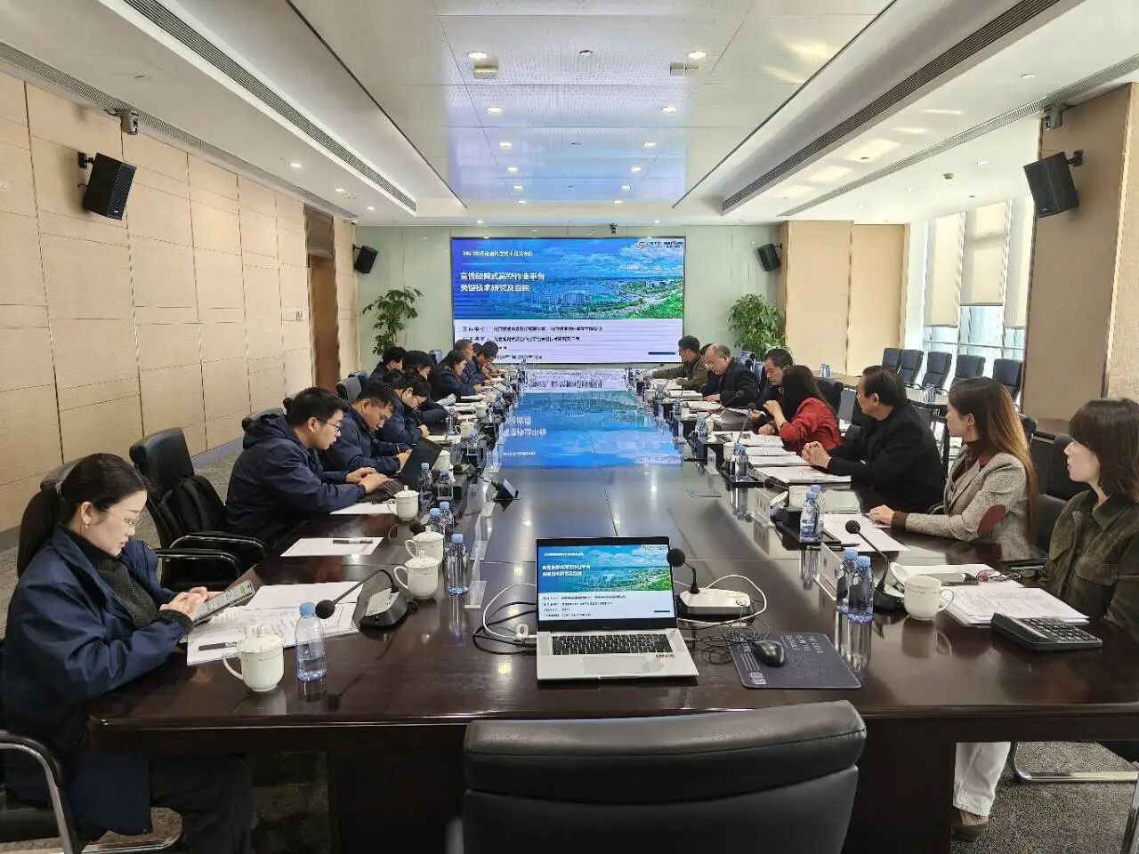 技术创新，引领行业！开云官方注册-开云(中国)
智能高性能臂式高空作业平台项目通过科技成果评价