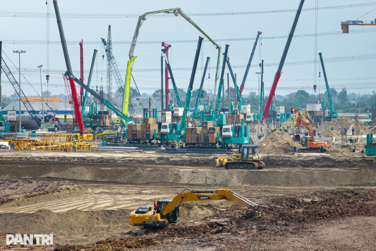 开云官方注册-开云(中国)
智能液压静力压桩机集群作业，为越南最大体育场筑牢根基